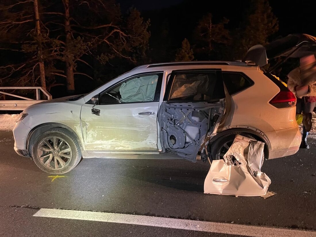 Bei einer Streifkollision auf dem Ofenpass in Zernez wurden zwei Personen leicht verletzt. Die Polizei untersucht den Unfallhergang.