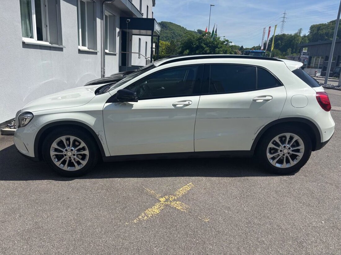 In Mumpf kam es am Montag zu einer Streifkollision zwischen zwei Pkw. Die Polizei bittet Zeugen, sich zu melden.