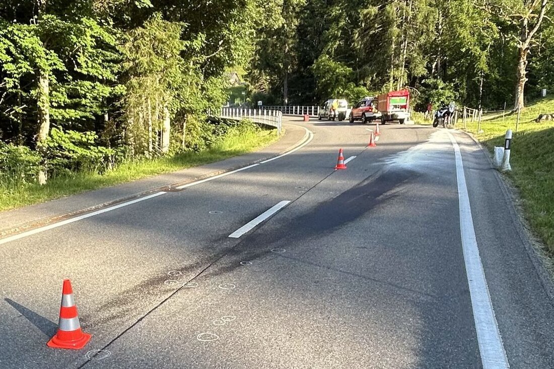 Am 22. Juni 2025 kam es in Urnäsch zu einer Streifkollision zwischen Motorrad und Postauto, wobei Sachschaden entstand.
