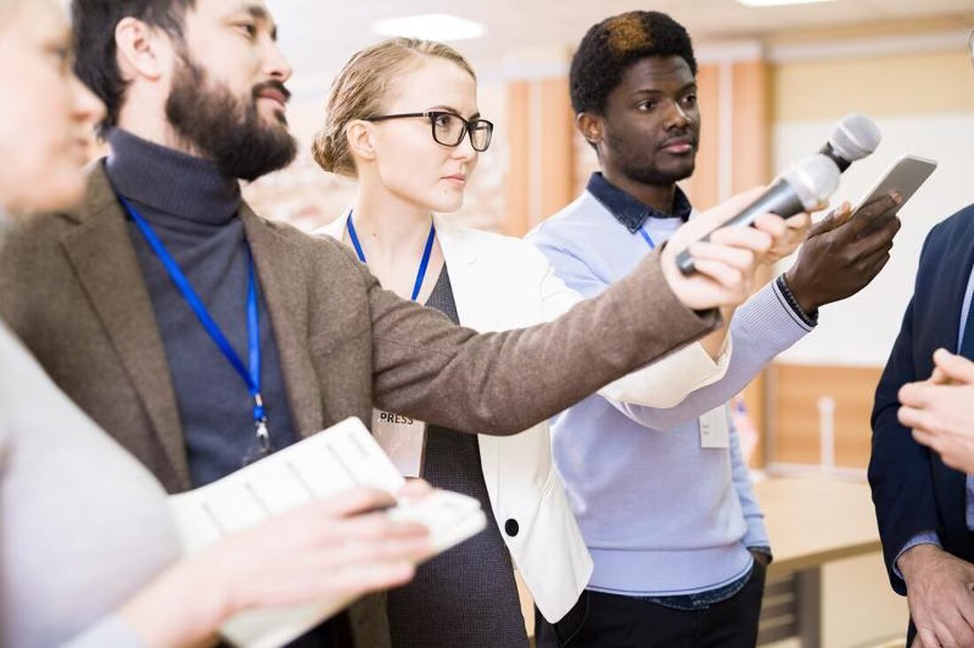 Die parlamentarische Kommission stellt einen überarbeiteten Gesetzentwurf vor, der digitale Bildung kostengünstig fördert und kommunale Autonomie sichert.