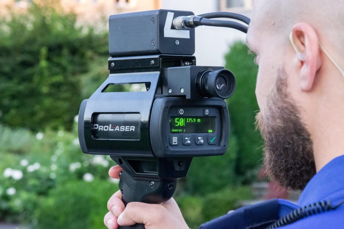 Kantonspolizei St.Gallen führte am 01.06.2025 Verkehrskontrollen in Mühlrüti und Gams durch, 12 Personen wurden verzeigt.