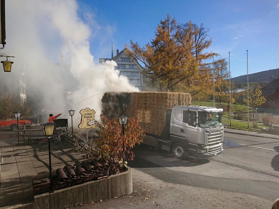 In Gais gerieten am 15. November 2024 Strohballen auf einem Lastwagen in Brand. Feuerwehr und Ersthelfer verhinderten größeren Schaden.