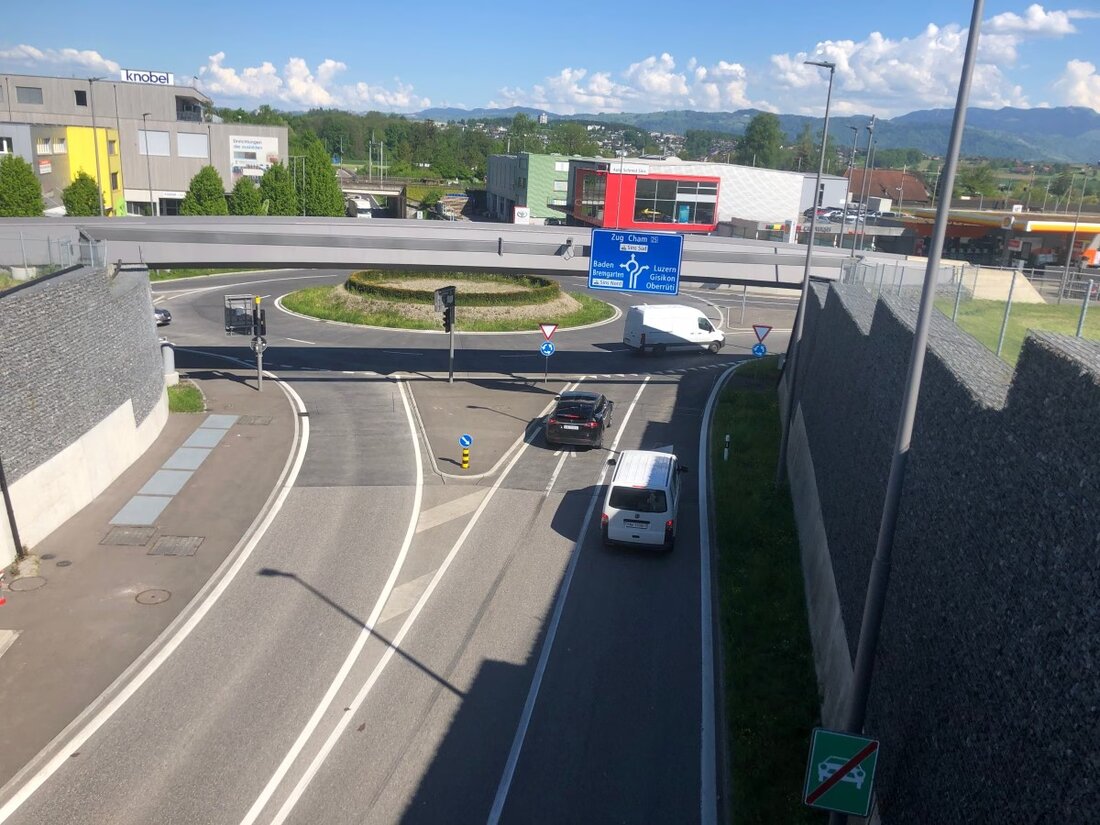 Die Südwestumfahrung Sins entlastet den Durchgangsverkehr deutlich, verbessert die Verkehrssicherheit und die Anbindung im Gebiet.