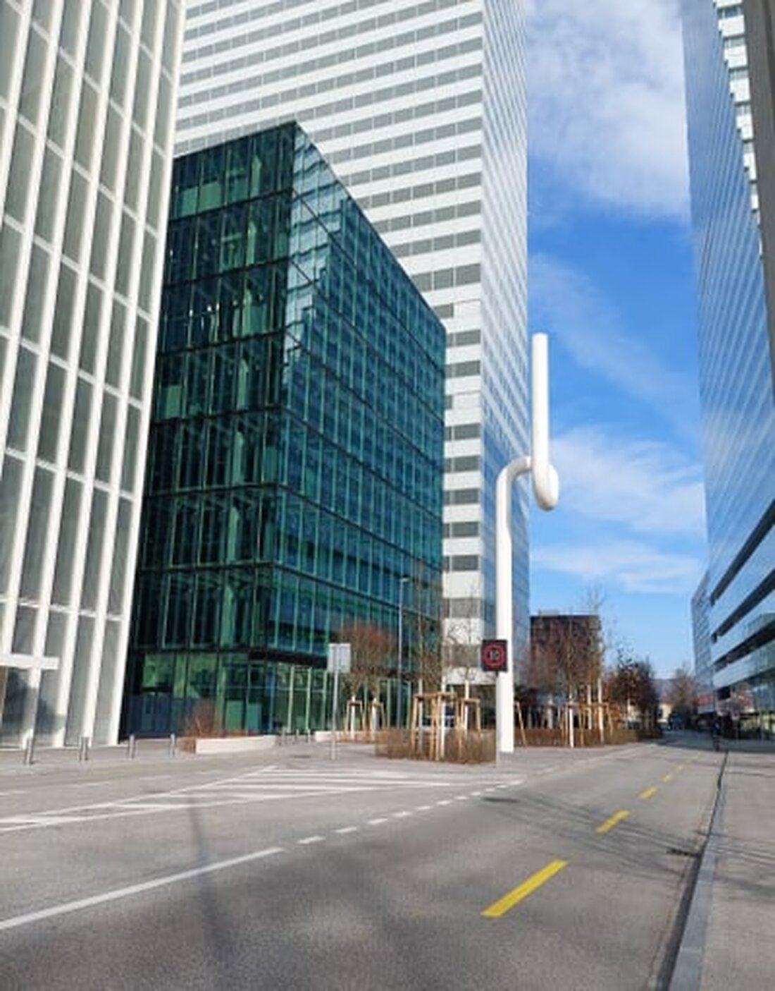 Ab sofort gilt auf der Grenzacherstrasse auch am Wochenende Tempo 30, um die Sicherheit für Velofahrende und Fussgänger zu erhöhen.