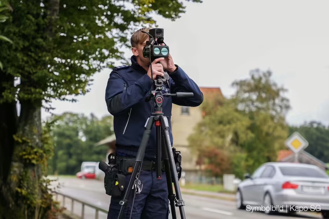 Am 1.11.2024 stoppte die Kantonspolizei St.Gallen fünf Schnellfahrer auf der Rapperswilerstrasse, drei Führerausweise wurden eingezogen.