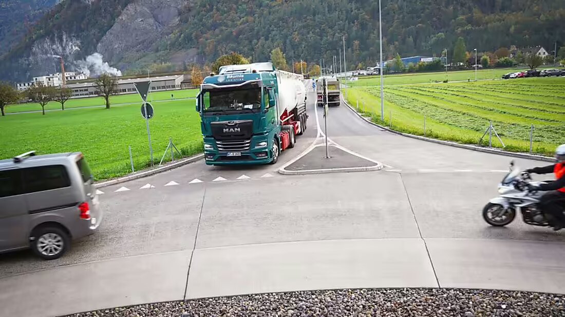 Ab 21. Oktober 2024 wird ein temporäres Lichtsignal auf der Querspange in Netstal installiert, um den Nord-Süd-Verkehr zu entlasten.