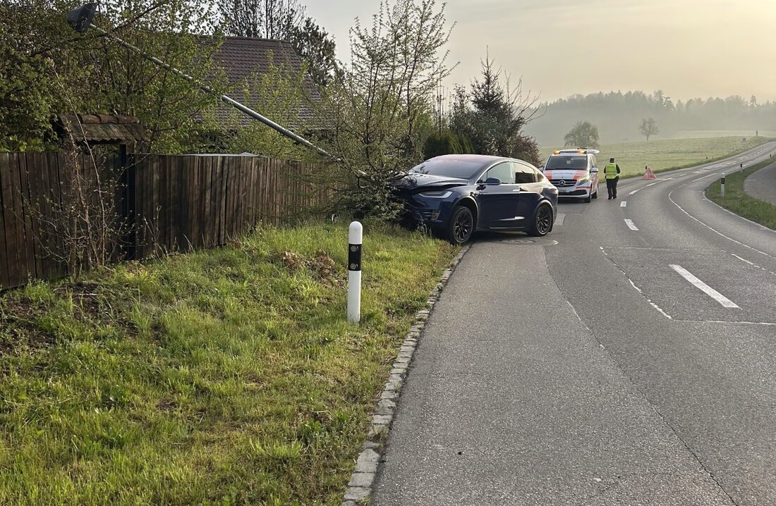 In Aettenschwil verlor ein Autofahrer die Kontrolle und prallte gegen eine Strassenlampe. Der 37-Jährige blieb unverletzt.
