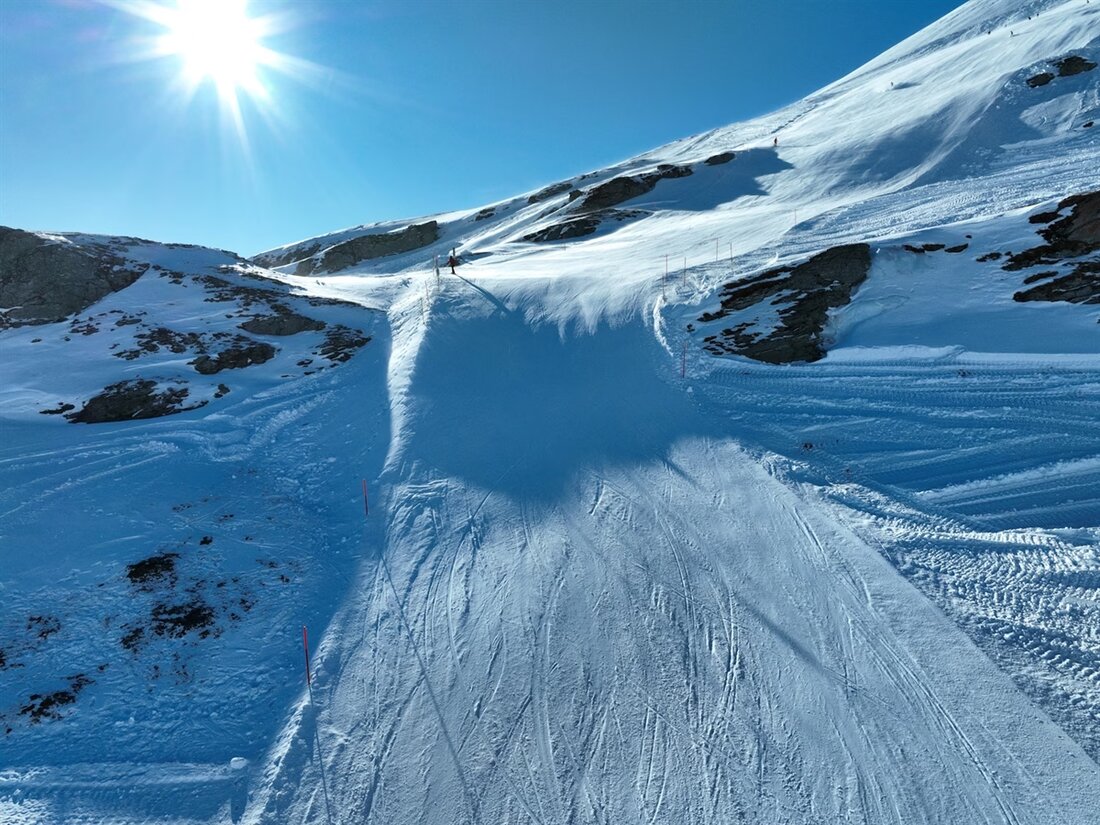 In Laax verstarb ein 35-jähriger Skifahrer nach einem schweren Sturz auf der Piste 10. Ermittlungen zum Unfall laufen.