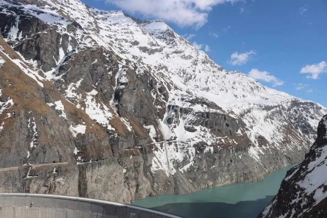 Ein Lawinenunfall am 5. April 2025 an der Barrage de Mauvoisin forderte das Leben eines 58-jährigen Skitourengehers aus Belgien.