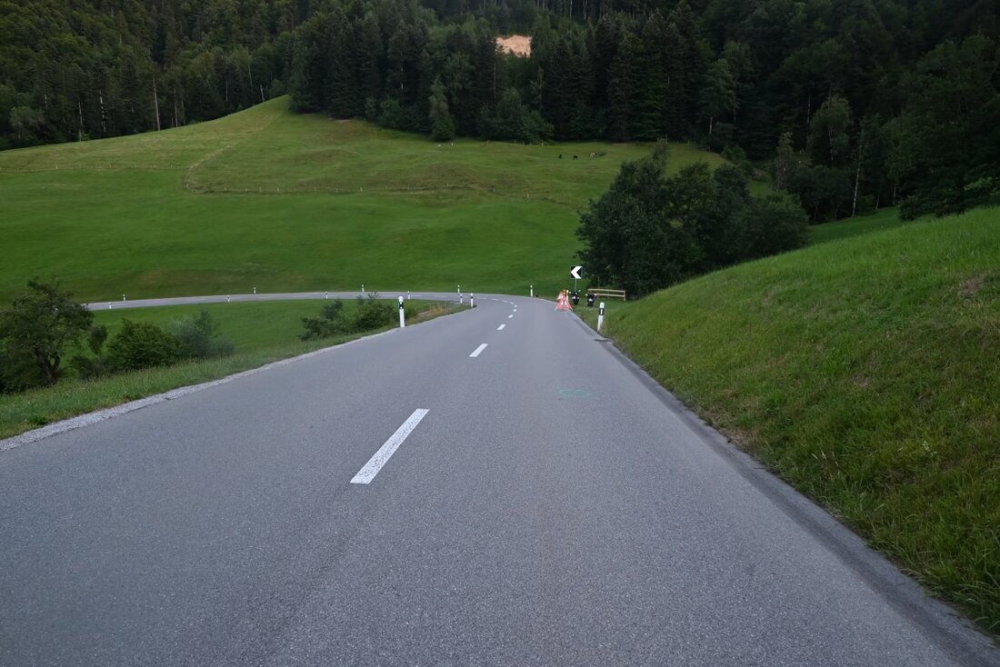 Ein 17-jähriger Motorradfahrer verunglückte am 12.07.2025 in Mühlrüti tödlich nach Kontrollverlust in einer Kurve.