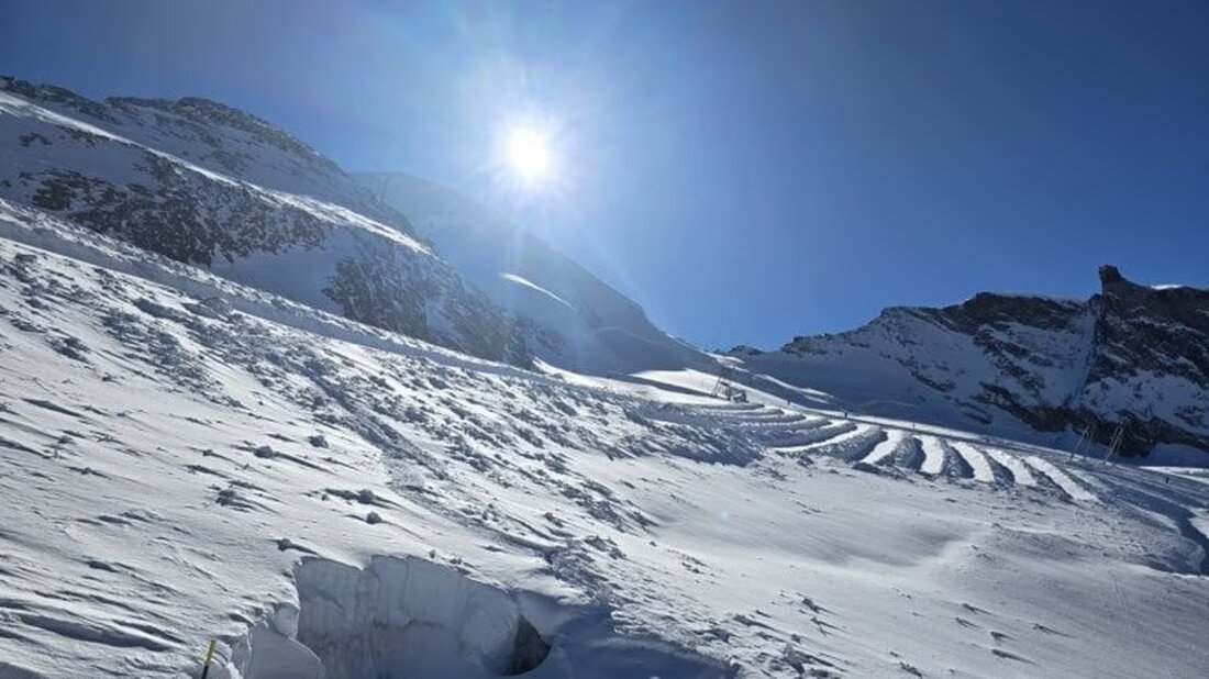 Ein Snowboarder stürzte am 2. März 2025 in Saas-Fee tödlich in eine Gletscherspalte. Die Staatsanwaltschaft ermittelt.