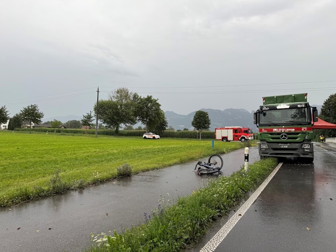 Ein 82-jähriger E-Bike-Fahrer kam bei einem Unfall mit einem Lastwagen in Diepoldsau ums Leben. Ermittlungen laufen.