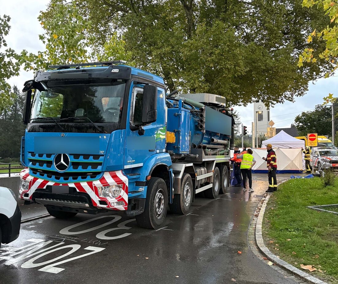 In Münchwilen kam es zu einem tragischen Verkehrsunfall, bei dem eine 42-jährige Frau von einem Lastwagen tödlich verletzt wurde. Zeugen gesucht.
