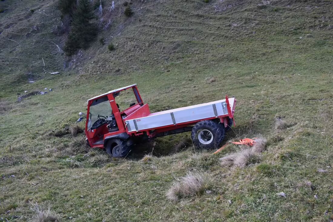 In Urnäsch verstarb ein 53-jähriger Fahrer bei einem Unfall mit einem landwirtschaftlichen Transporter. Unfallursache wird untersucht.