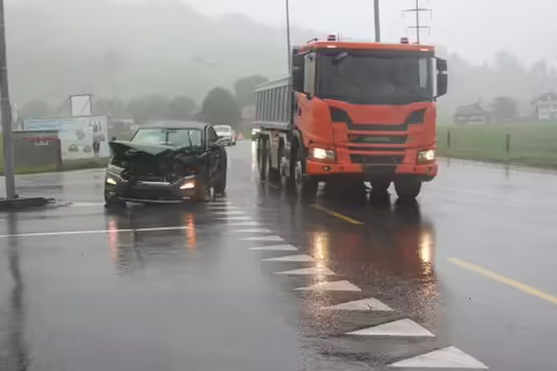 Ein ausländischer Tourist kollidierte in Appenzell mit einem Lastwagen, als er auf die Gegenfahrbahn fuhr. Glücklicherweise blieb er unverletzt.