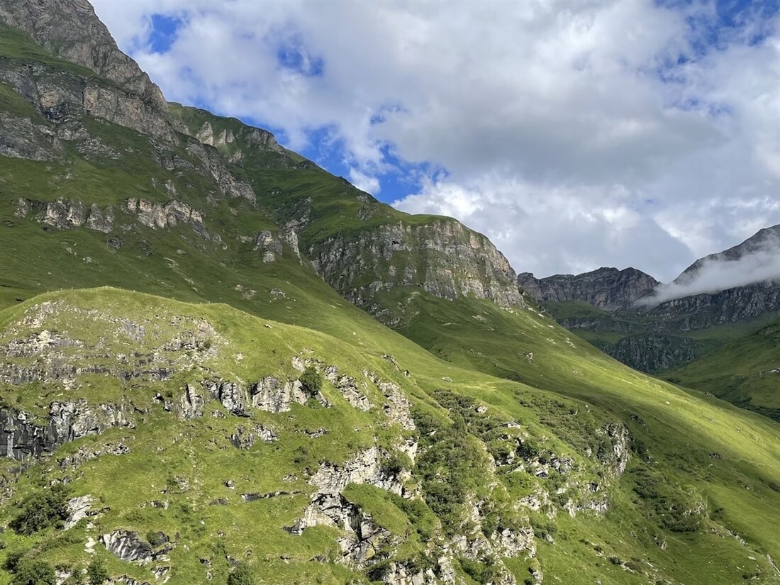 In Vals stürzt ein 65-Jähriger beim Ziegenhüten in steilem Gelände ab und erliegt seinen Verletzungen.