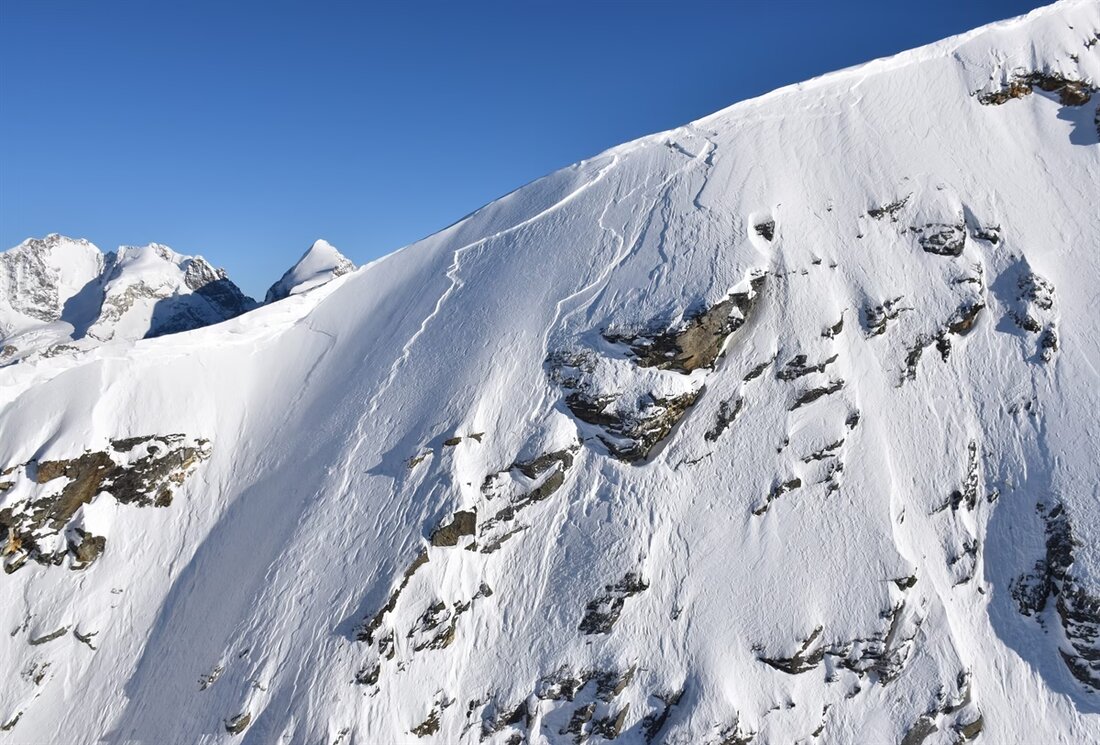 Ein vermisster Freerider wurde nach einem Unfall am Piz Corvatsch gefunden und verstarb trotz Reanimationsversuchen.