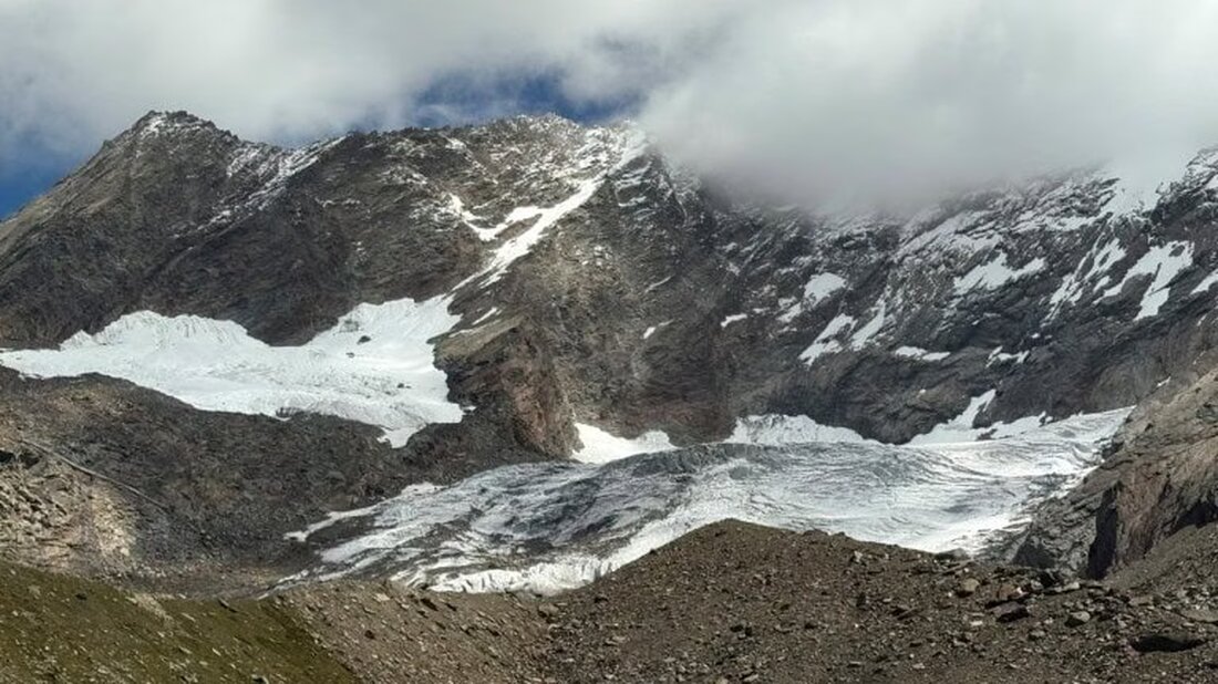 Am 3. August 2025 wurde in Saas-Grund bei einem Suchflug eine leblose Person im Hohlaubgletscher entdeckt. Staatsanwaltschaft ermittelt.