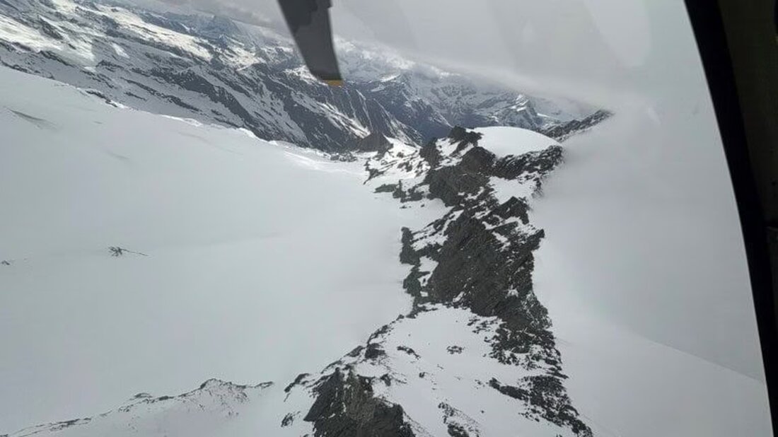 Am 17. Mai 2025 starb ein 37-jähriger Schweizer bei einem Gleitschirmunfall am Allalinhorn. Die Ermittlungen laufen.