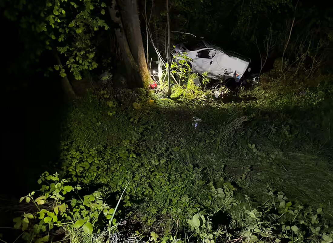 Bei einem Selbstunfall in Oberegg starb ein 49-jähriger Mitfahrer. Der Lieferwagen überschlug sich und verletzte weitere Insassen.