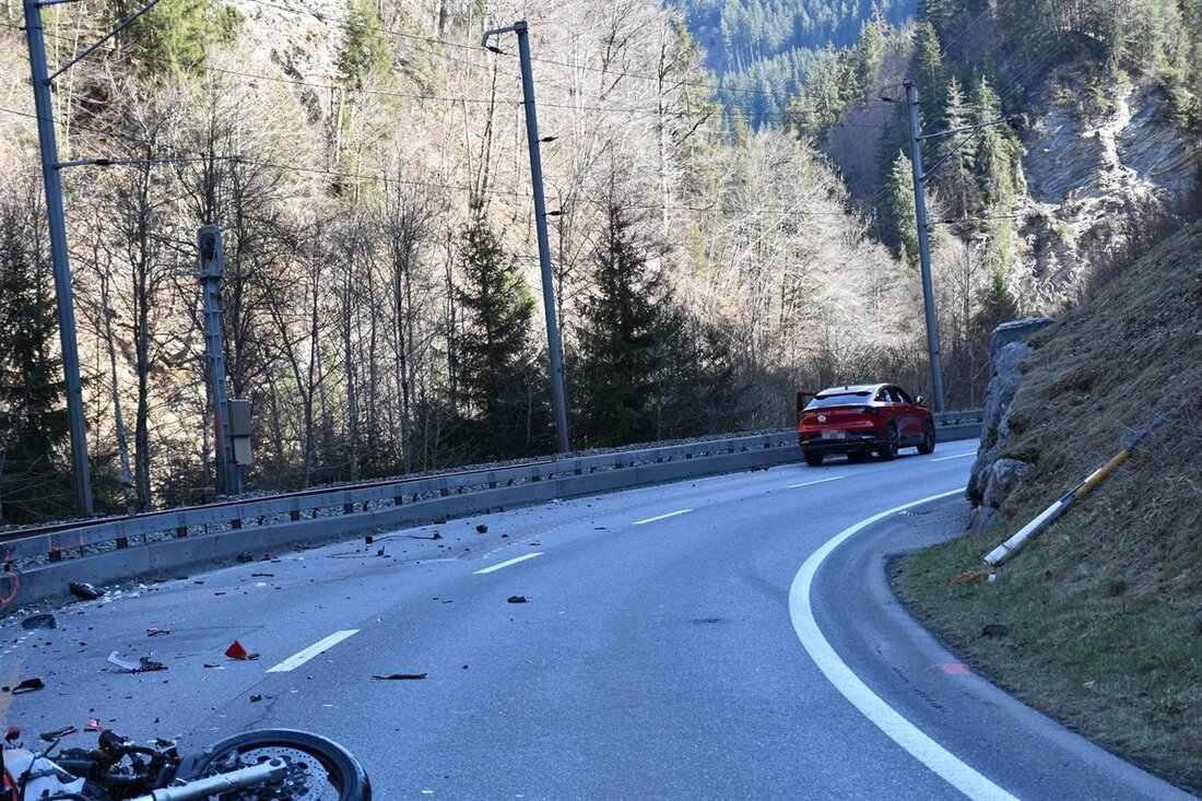 Am 21.03.2025 starb ein Motorradfahrer nach Kollision in Fideris. Die Kantonspolizei sucht Zeugen des Unfalls.