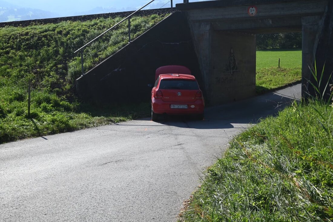 Am 18.08.2025 verstarb ein 49-jähriger Mann bei einem Selbstunfall in Lüchingen, vermutlich aufgrund eines medizinischen Problems.