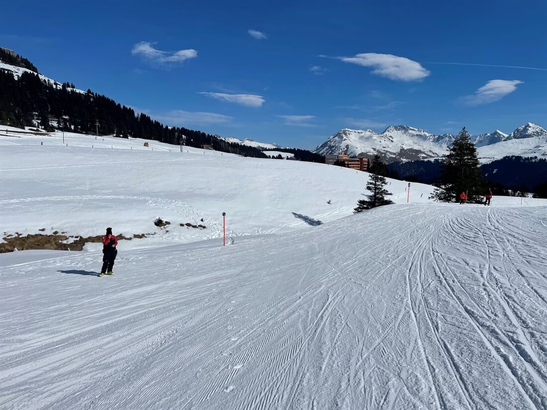 In Arosa kam es zu einem tödlichen Skiunfall: Ein 42-jähriger Deutscher stürzte schwer und erlag seinen Verletzungen im Krankenhaus.