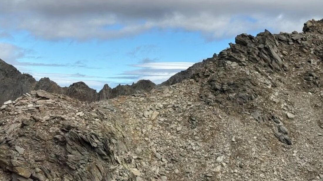 Ein Wanderer stürzt am 17. September 2025 am Gross Muttenhorn in Obergoms tödlich ab. Die Staatsanwaltschaft ermittelt.