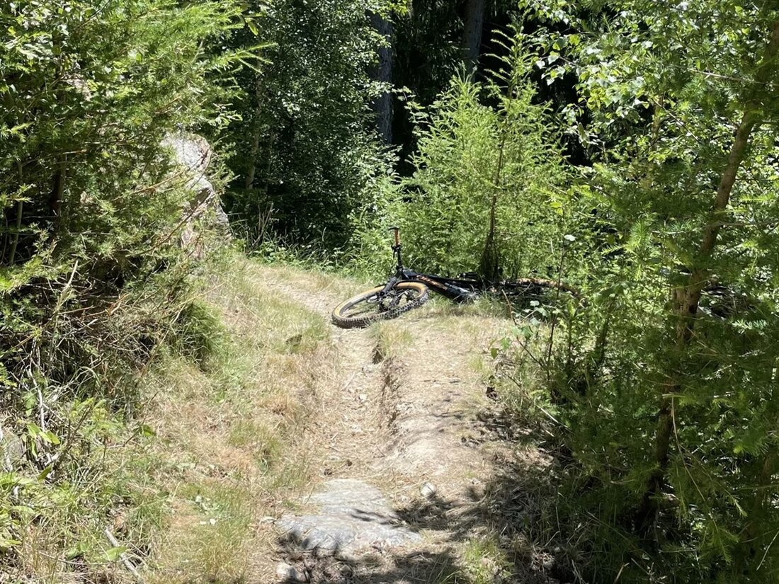 Ein E-Biker stürzt in Poschiavo tödlich von einem Singletrail. Die Ermittlungen zur Unfallursache sind im Gange.