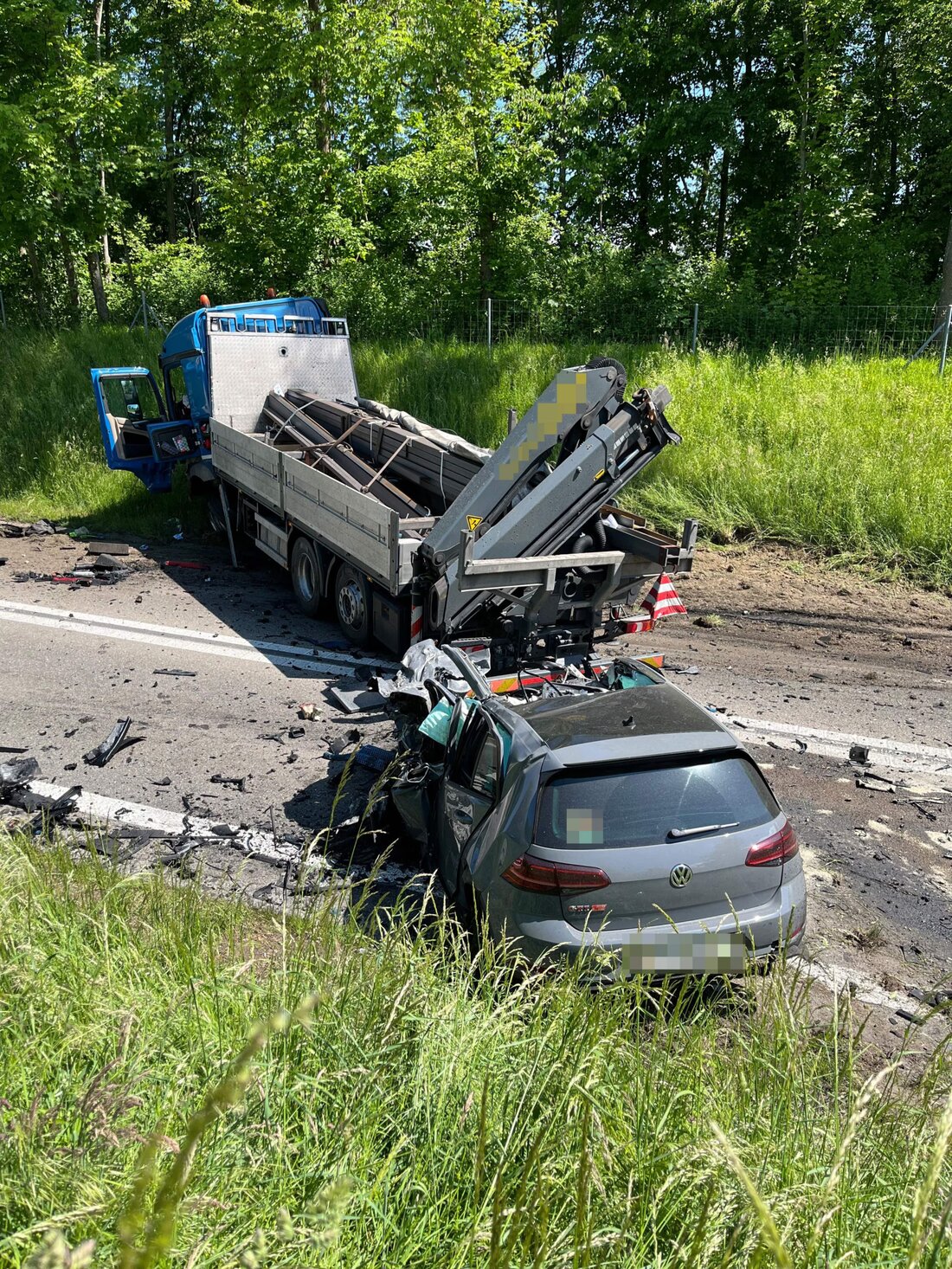 Bei Roggwil kam es zu einer schwerwiegenden Frontalkollision zwischen Auto und Lastwagen, bei der der Autofahrer tödlich verunglückte.