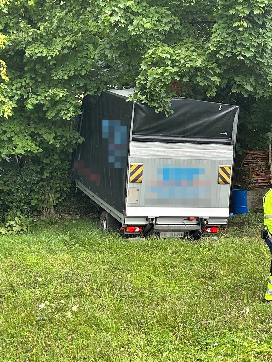 Am Montag starb ein 60-jähriger Fahrer nach einem Selbstunfall in Brugg. Ermittlungen zur Unfallursache laufen.