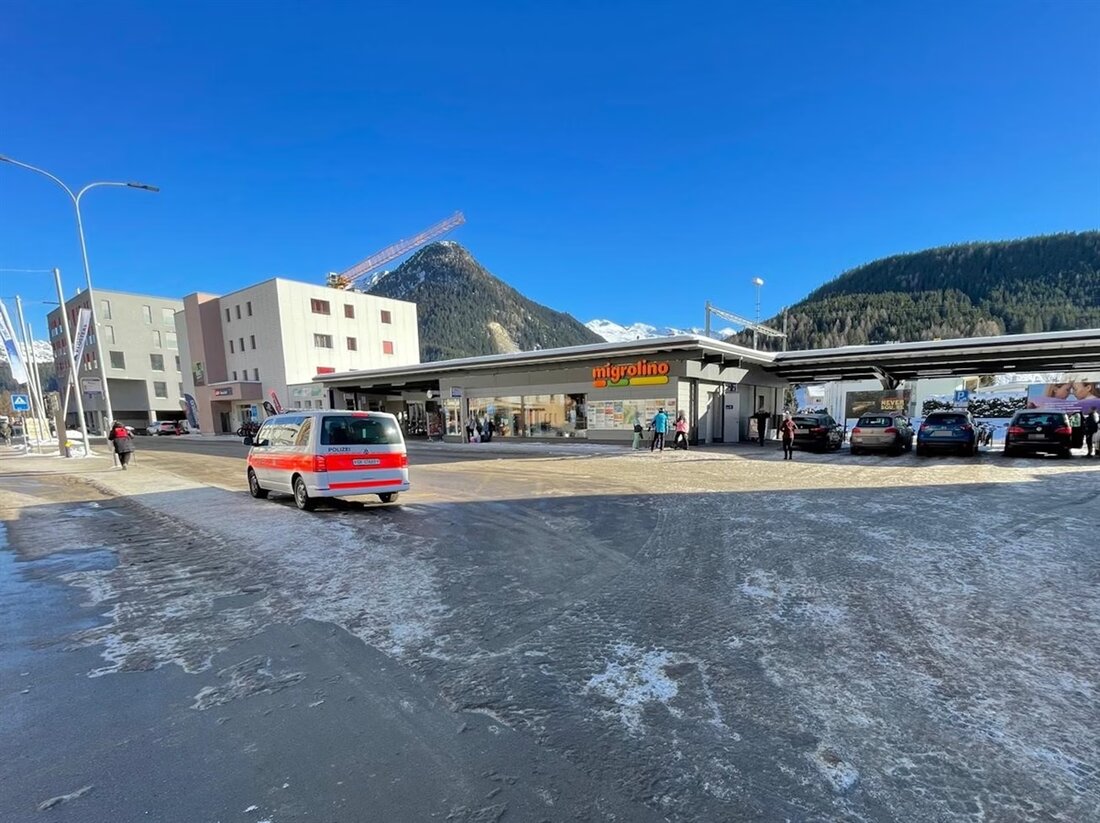 Am Silvestermorgen kam es in Davos Dorf zu einer Kollision zwischen einem Kleintraktor und einer 67-jährigen Fussgängerin. Die Verletzte wurde ins Krankenhaus gebracht.