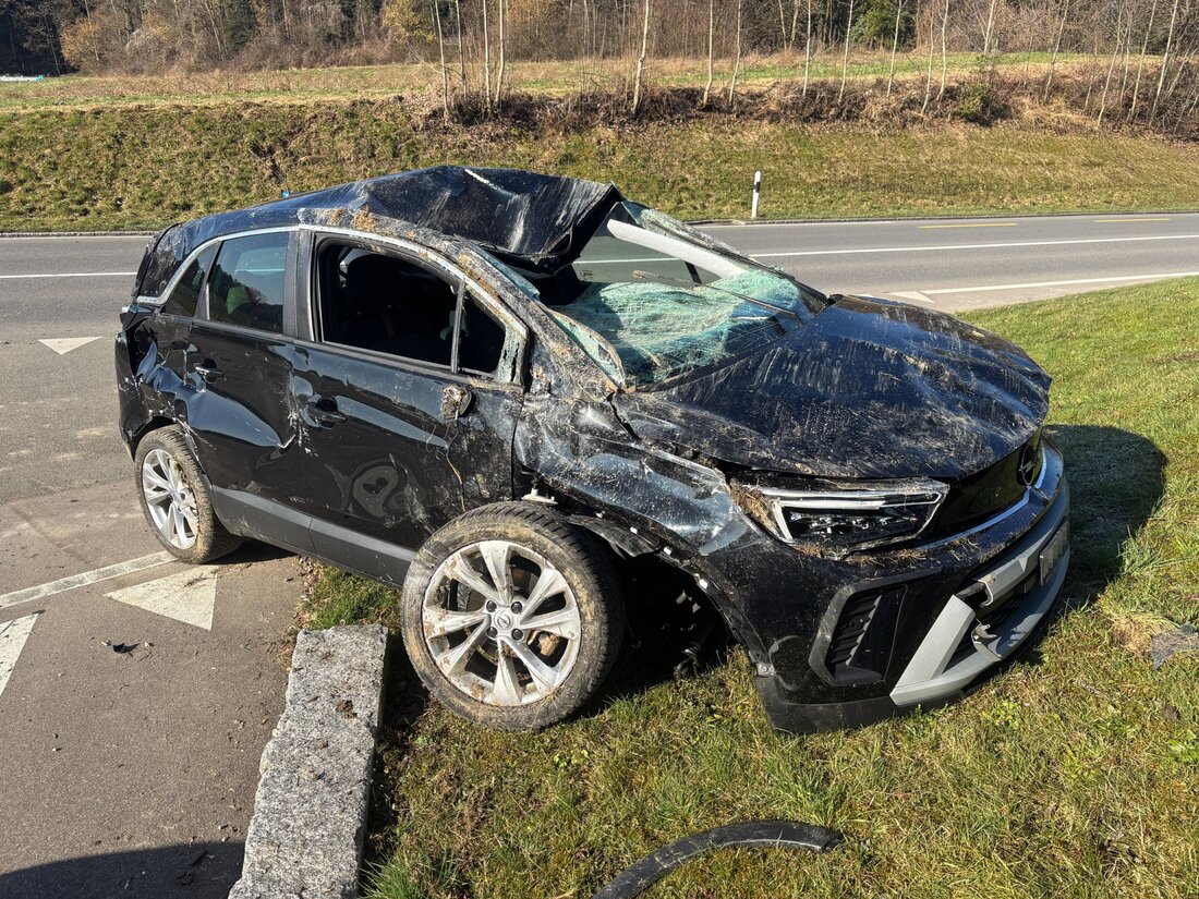 Bei einem Selbstunfall in Hauptwil-Gottshaus verletzte ein alkoholisierter Fahrer ohne Führerausweis seine Beifahrerin. Zeugen gesucht.