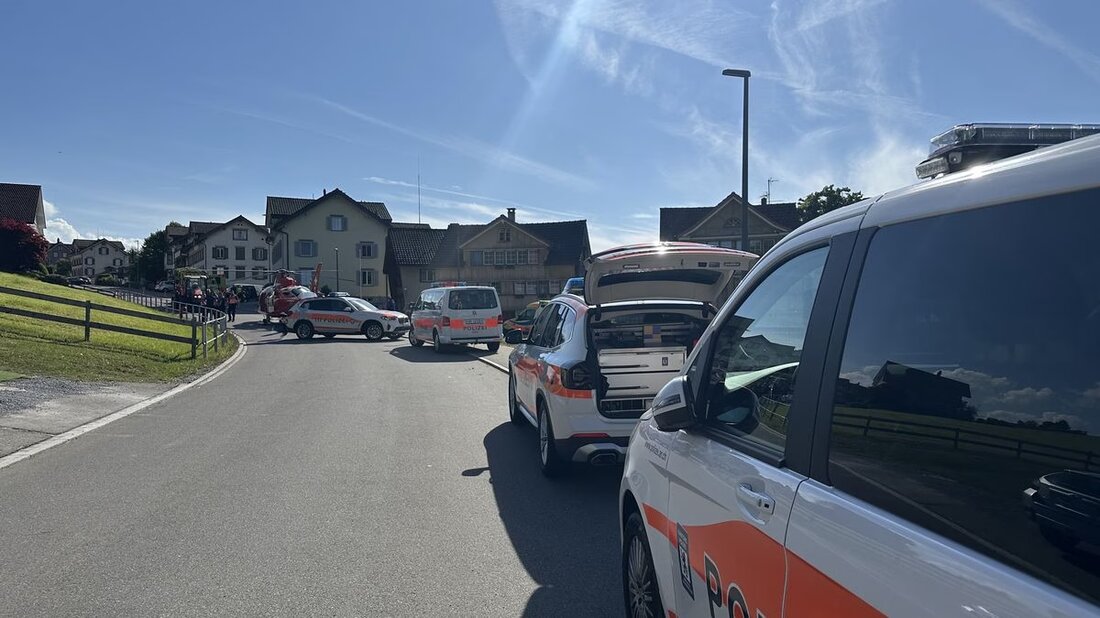 In Hundwil wurde ein 4-jähriger Junge bei einem Traktorunfall schwer verletzt und ins Spital geflogen. Unfallhergang wird untersucht.