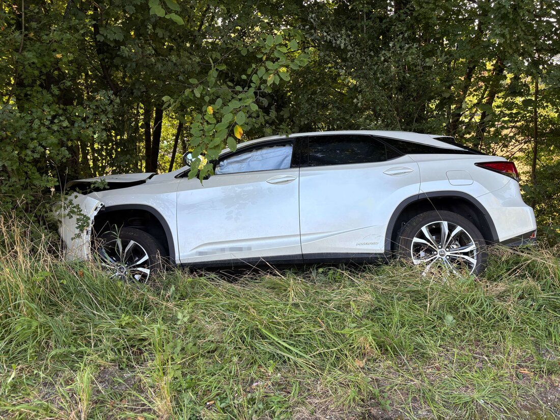 Ein 78-jähriger Autofahrer verstarb nach einer Kollision in Mammern. Unfallursache unklar, Ermittlungen laufen.