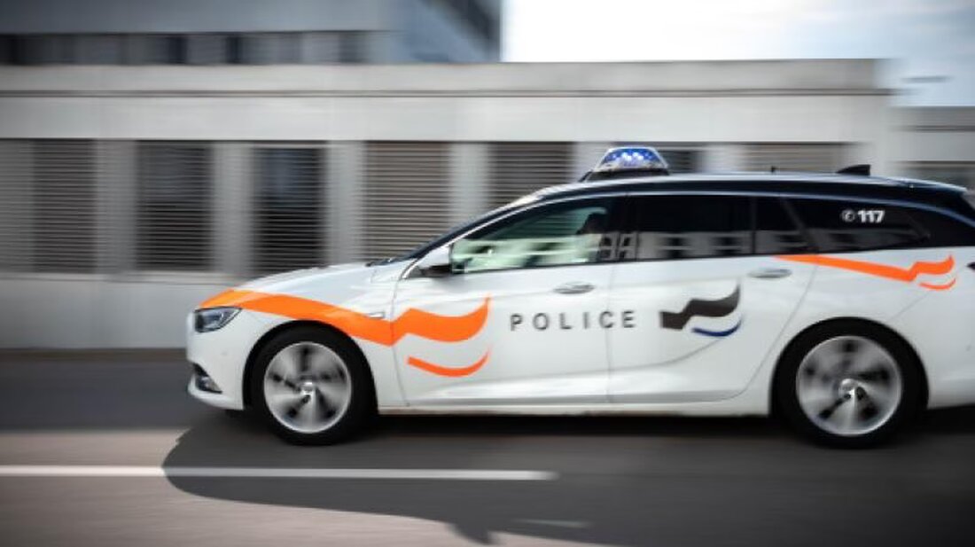 Bei einem tragischen Unfall in Murten starb ein 41-jähriger Mann nach einem Sturz aus einem Fahrzeug. Zeugen gesucht!