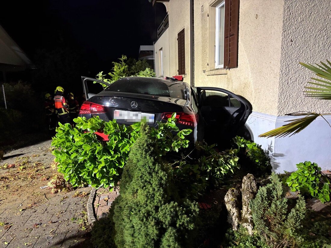 In Wohlen prallte ein Auto gegen eine Hauswand, dabei starben zwei junge Männer. Unfallursache und Fahrerlaubnis noch unklar.