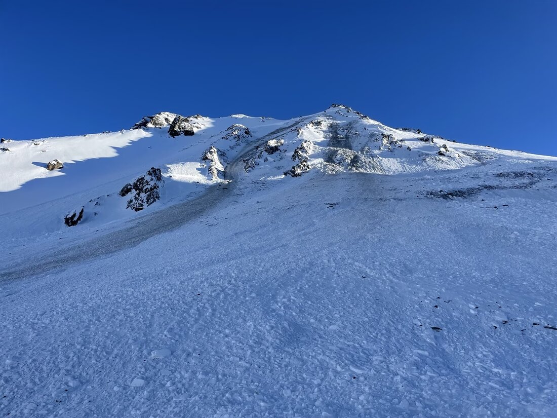 Bei einem Lawinenunfall am Sertigpass in Davos sind zwei niederländische Skitourengänger ums Leben gekommen. Ermittlungen laufen.
