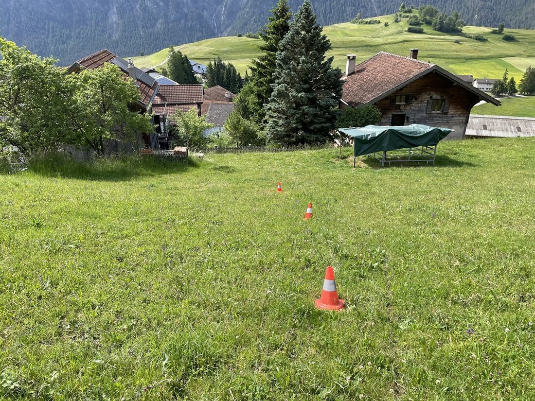In Alvaneu Dorf wurde ein schwer verletzter Fahrradfahrer gefunden. Trotz Reanimation verstarb der 51-Jährige kurz darauf. Ermittlungen laufen.