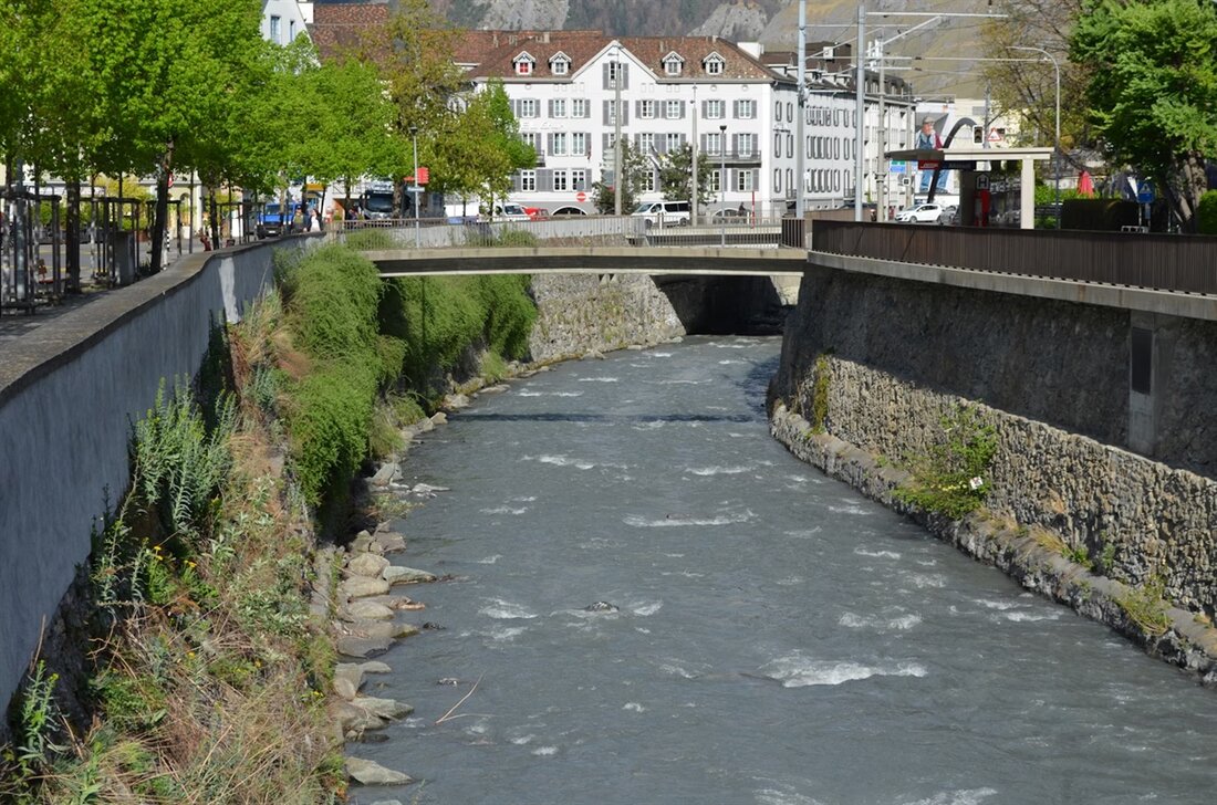 In Chur verstarb eine Frau nach einem Sturz in die Plessur. Der Vorfall ereignete sich am Dienstagabend, Ermittlungen laufen.