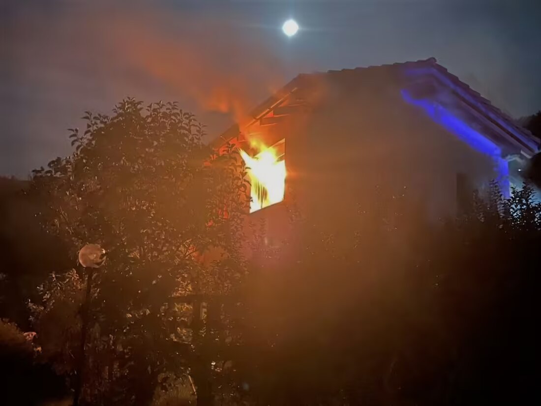 In Malix kam es zu einem tragischen Hausbrand, bei dem ein 60-jähriger Mann starb. Die Polizei untersucht die Brandursache.