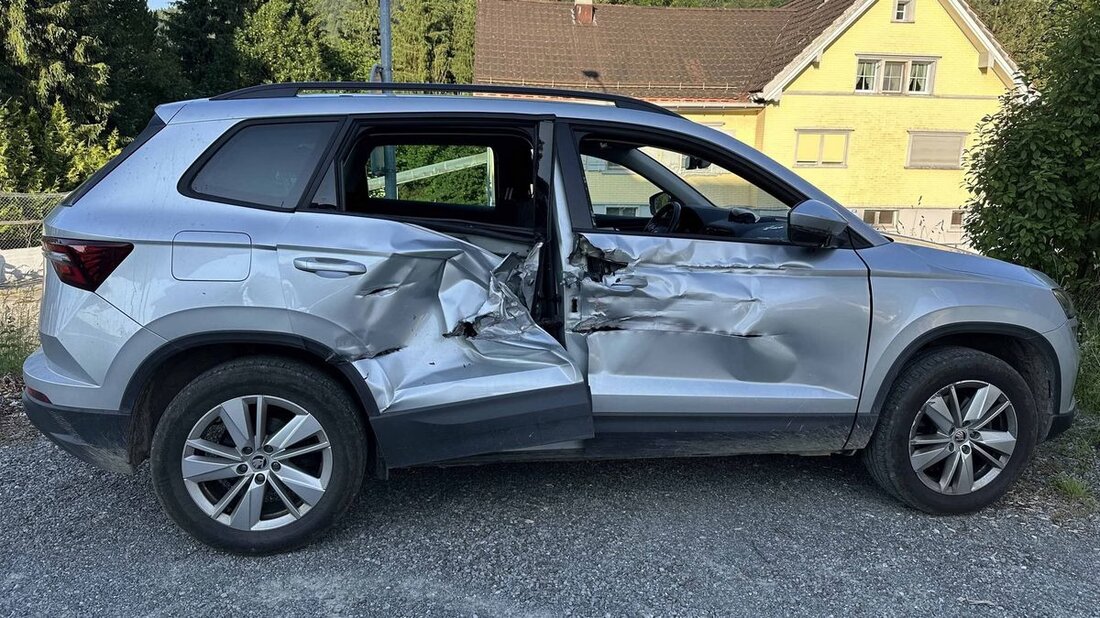 Am 21. Juni 2025 kam es in Urnäsch zu einer Kollision zwischen Traktor und Auto. Beide Mitfahrer im Auto wurden ins Krankenhaus gebracht.