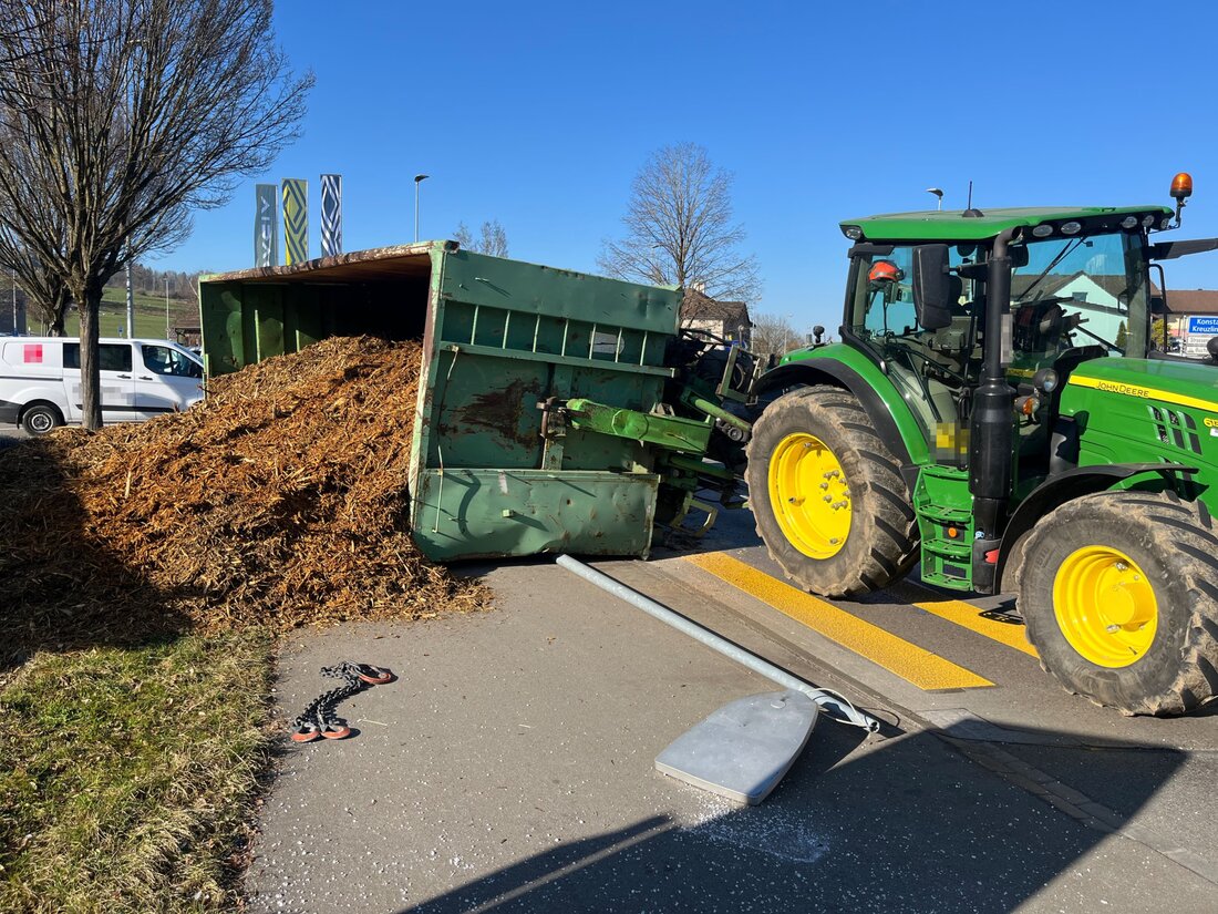 Ein Traktorfahrer kippte in Amriswil mit Grüngut beladenen Anhänger. Niemand verletzt, doch hoher Sachschaden und Straßensperrung.
