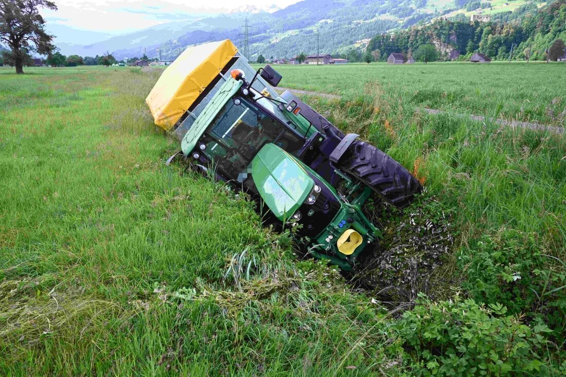 Ein 36-Jähriger entwendete einen Traktor, verunglückte in einem Bach und entfernte sich, wurde jedoch später festgenommen.