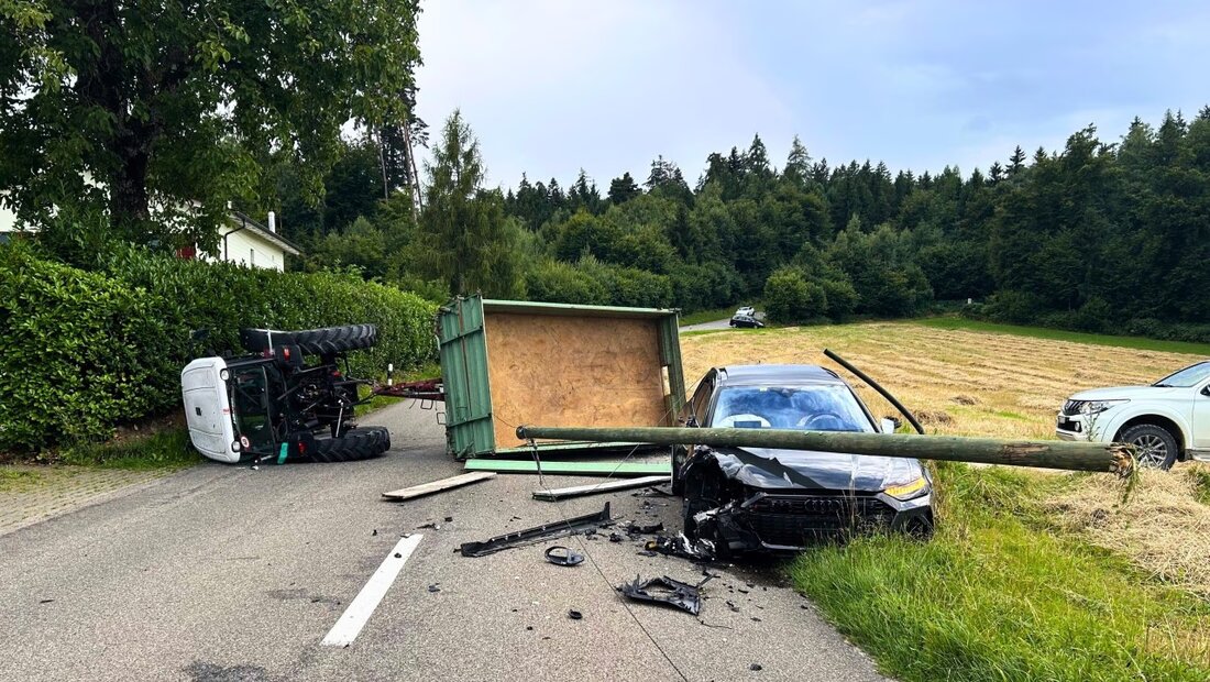 In Fisibach kollidierte ein Auto mit einem Traktor, der kippte. Niemand verletzt, aber hoher Sachschaden. Kantonspolizei ermittelt.