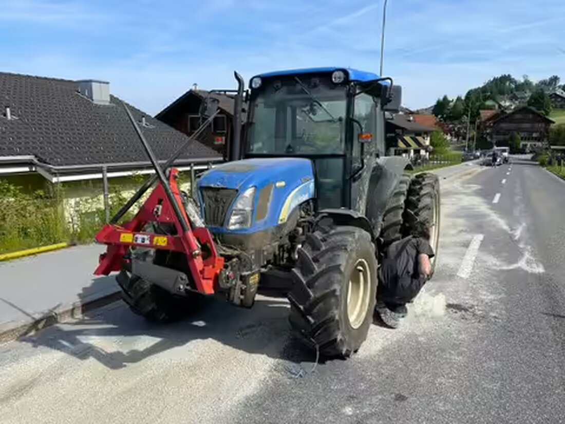 In Haslen beschädigte ein Traktor bei einem Unfall seinen Dieseltank, was zu Auslaufen von Kraftstoff auf die Straße führte.