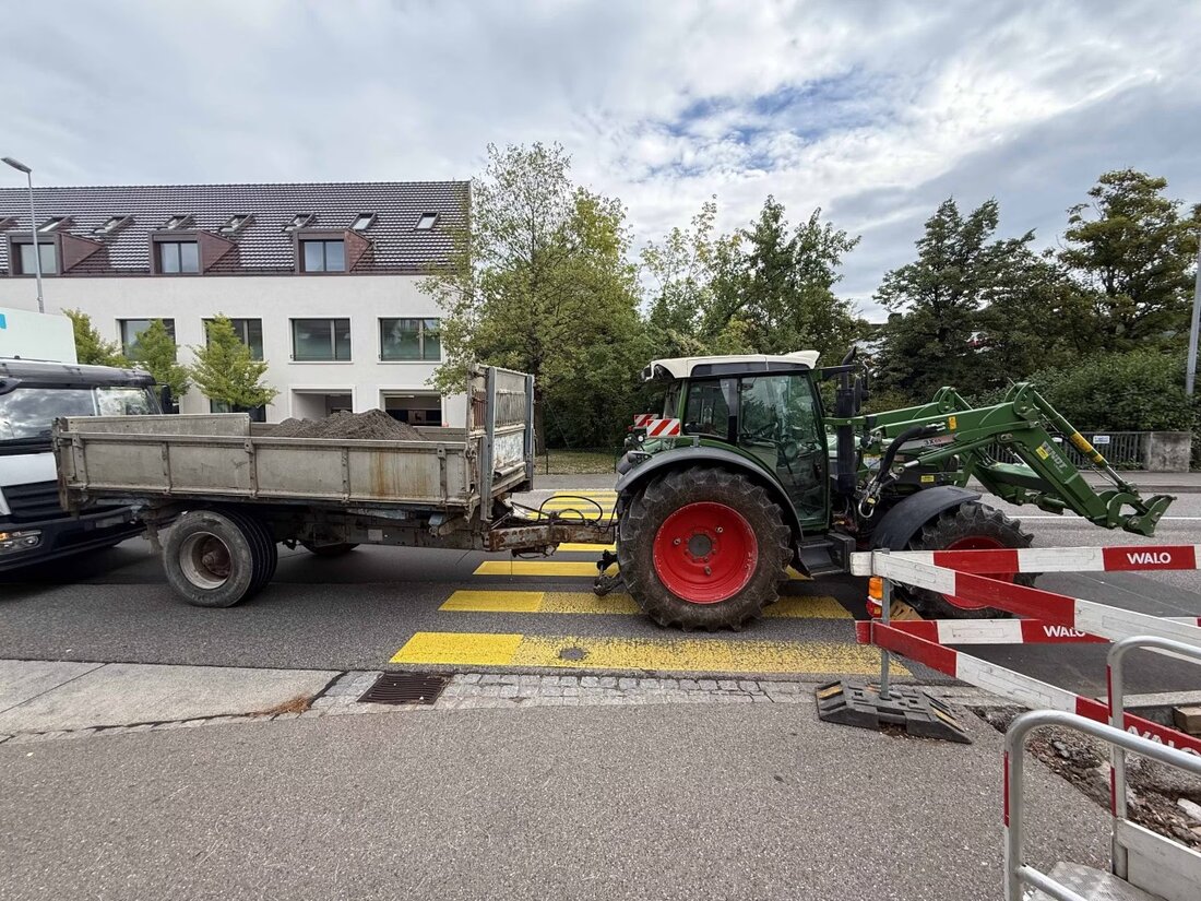 Ein Fussgänger erliegt nach Kollision mit einem Traktor in Frick seinen Verletzungen. Die Staatsanwaltschaft ermittelt.