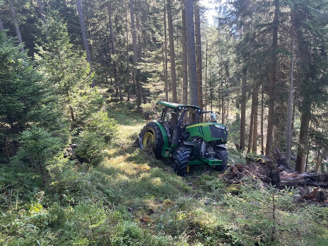 Ein landwirtschaftliches Fahrzeug überschlägt sich am 11. September 2025 in Brienz/Brinzauls. Der Fahrer bleibt leicht verletzt.