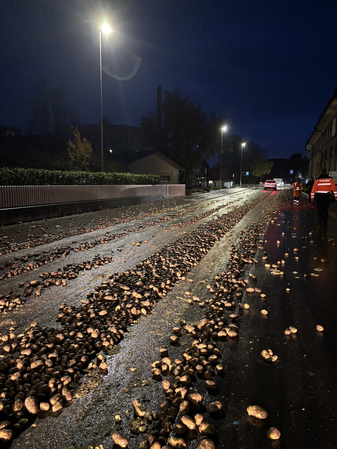 In Weinfelden verlor ein Traktorfahrer mehrere Tonnen Kartoffeln, was zu Verkehrsbehinderungen führte. Der Vorfall ereignete sich am Mittwochmorgen.
