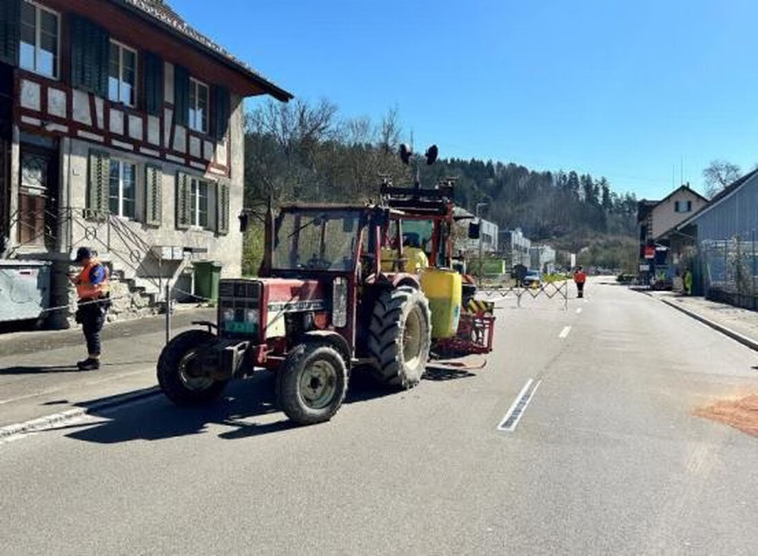 In Kemptthal verlor ein Traktor Pflanzenschutzmittel. Die Feuerwehr sicherte die Straße, Gefahr für Umwelt und Bevölkerung ausgeschlossen.